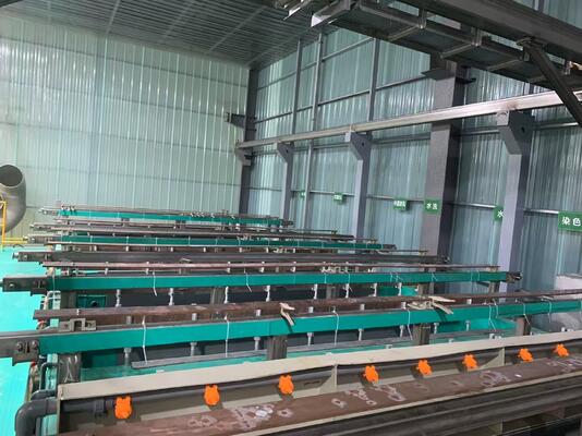 Guter Preis Hard Anodizing Line Equipment für die Oberflächenbehandlung von Aluminium mit 30-50um Profil und anpassbaren Färbungen einschließlich Champagner, Schwarz, Braun, Silber Online