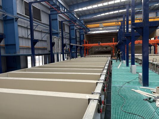 Bon prix Ligne de production horizontale d'anodisation de 450 T/mois de sortie 6500 mm de longueur maximale du profil et d'épaisseur de film anodisant de 8 à 12 μm en ligne