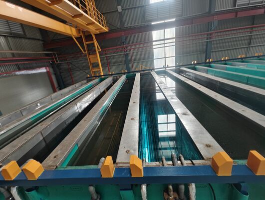 Buen precio MEI-AL Línea de anodizado equipo con control PLC completamente automático de 500 toneladas/mes con espesor de película de 5-25 µm En línea
