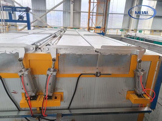 Bon prix Personnalisation et flexibilité Ligne d'anodisation automatisée avec une épaisseur de film de 8 à 12 μm pour des profils en alliage d'aluminium de 6500 mm en ligne